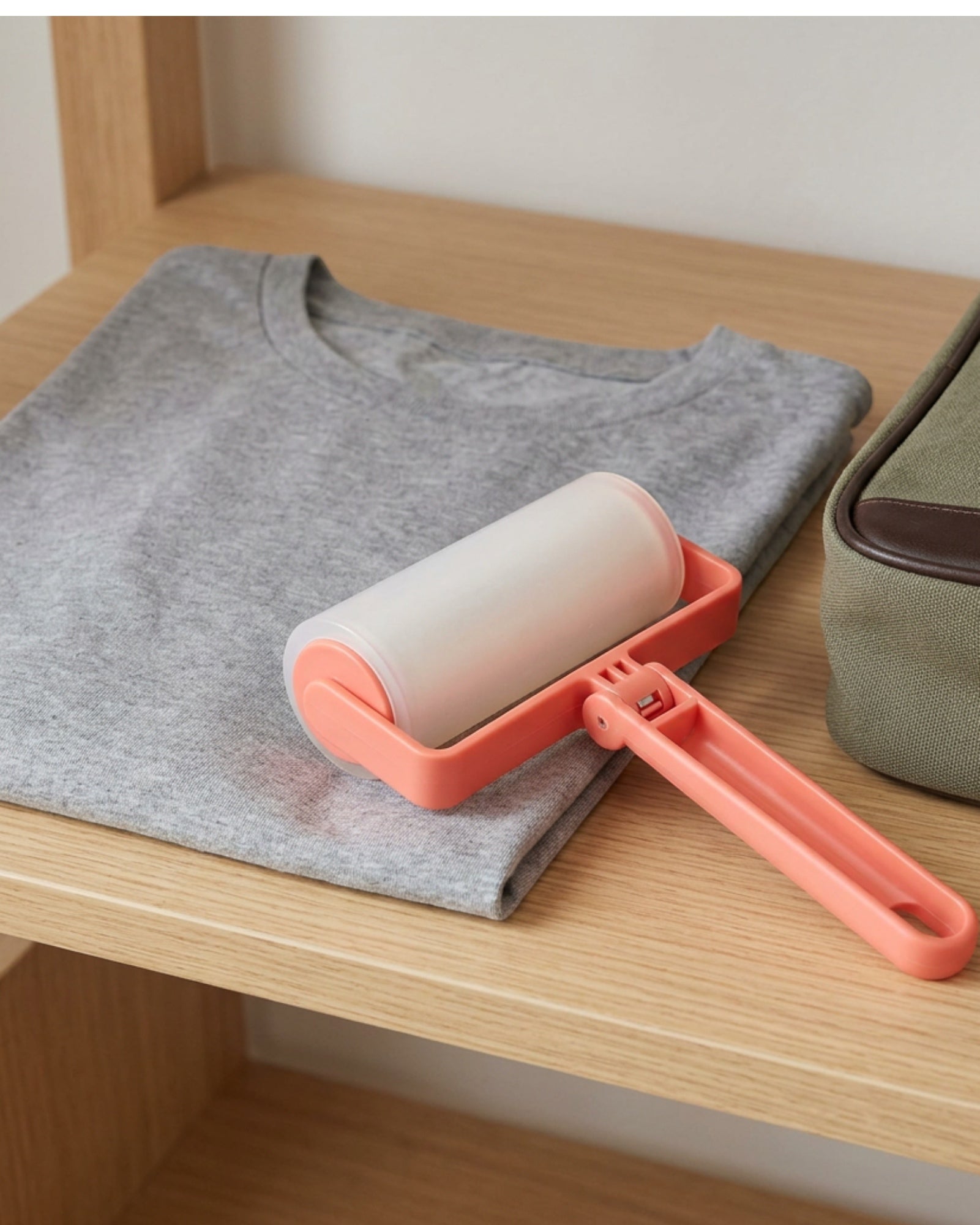 Krovs Folding Washable Silicone Lint Roller 9 cm Coral - Lifestyle view